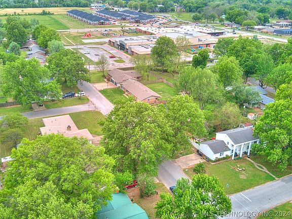 3rd image of 1405 Lahoma Dr