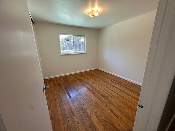 5th image of 1009 Henry Ct