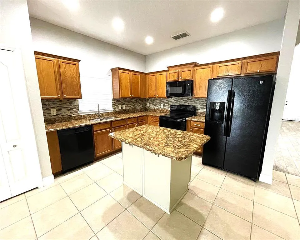 3 bed, 2.0 bath, 1770 sqft, $2,600 — Photo 4