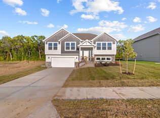 3513 SE Corbin Dr, Lees Summit, MO 64082