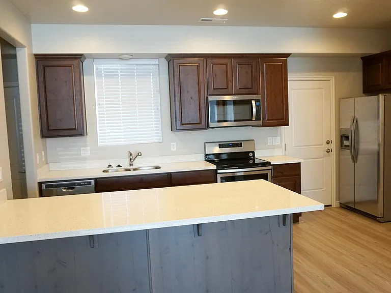 3720 Gates Cir — Photo 3