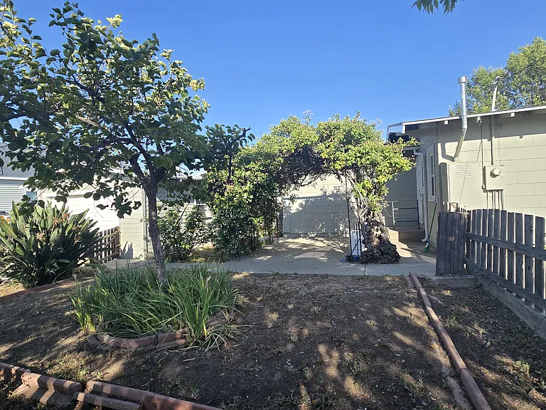 203 E Elm St — Photo 13