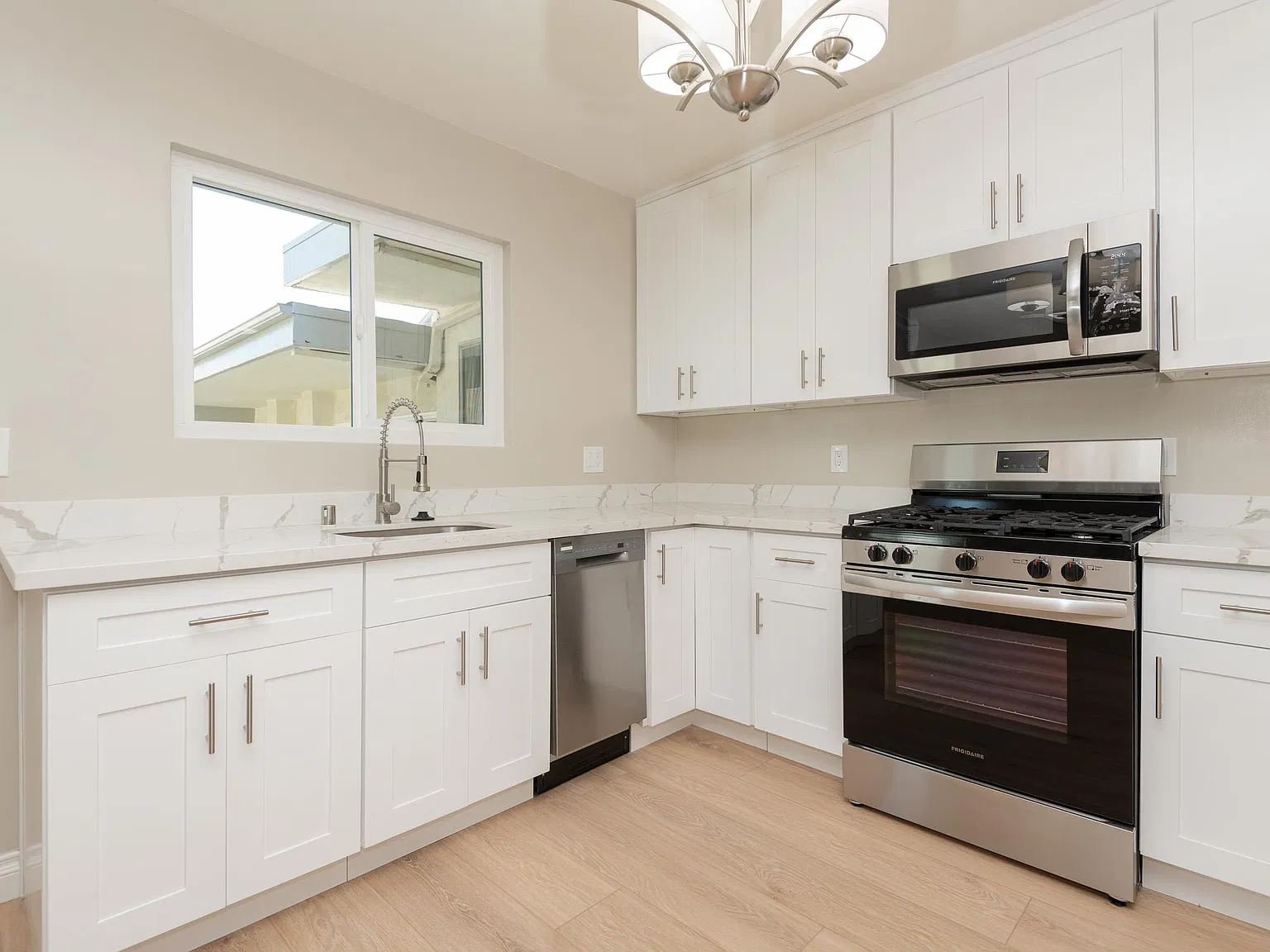 2 bed, 820 sqft, $3,095 — Photo 4