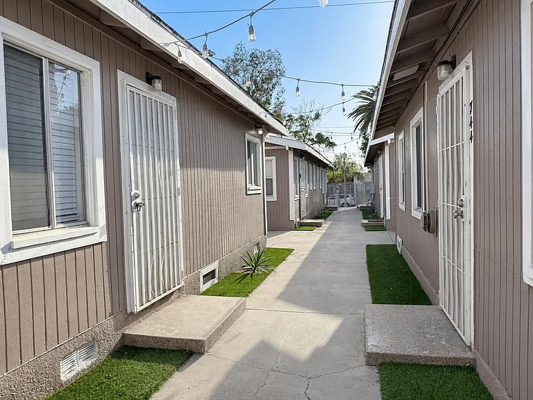 740 Daisy Ave — Photo 15