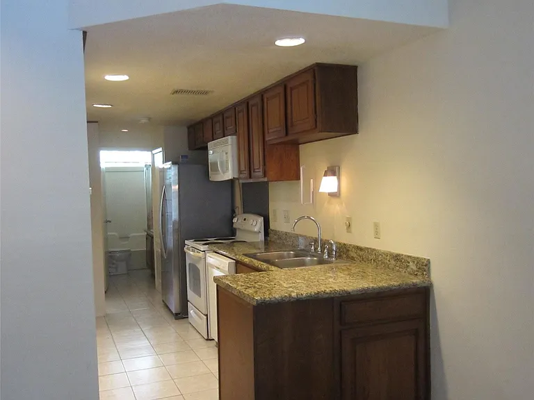 512 W Polk St — Photo 4