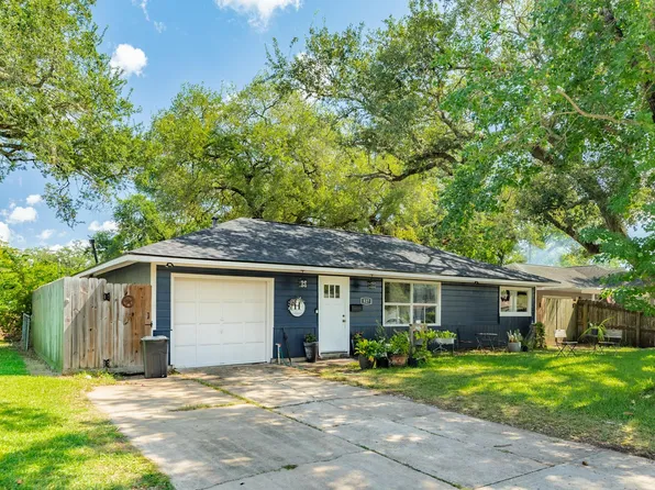 527 Gardenia St, Lake Jackson, TX 77566