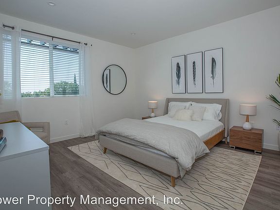 3rd image of 5327 Hermitage Ave Unit 305