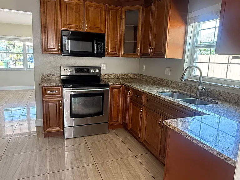 2720 W Ivy St — Photo 2