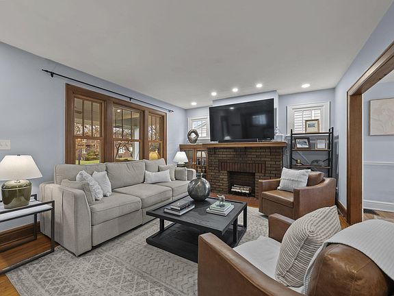 3rd image of 1096 W 2nd Ave