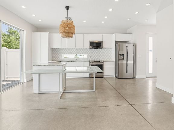 5th image of 2066 Roselawn St