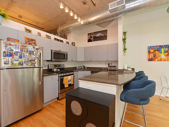 5th image of 900 N Kingsbury St APT 867