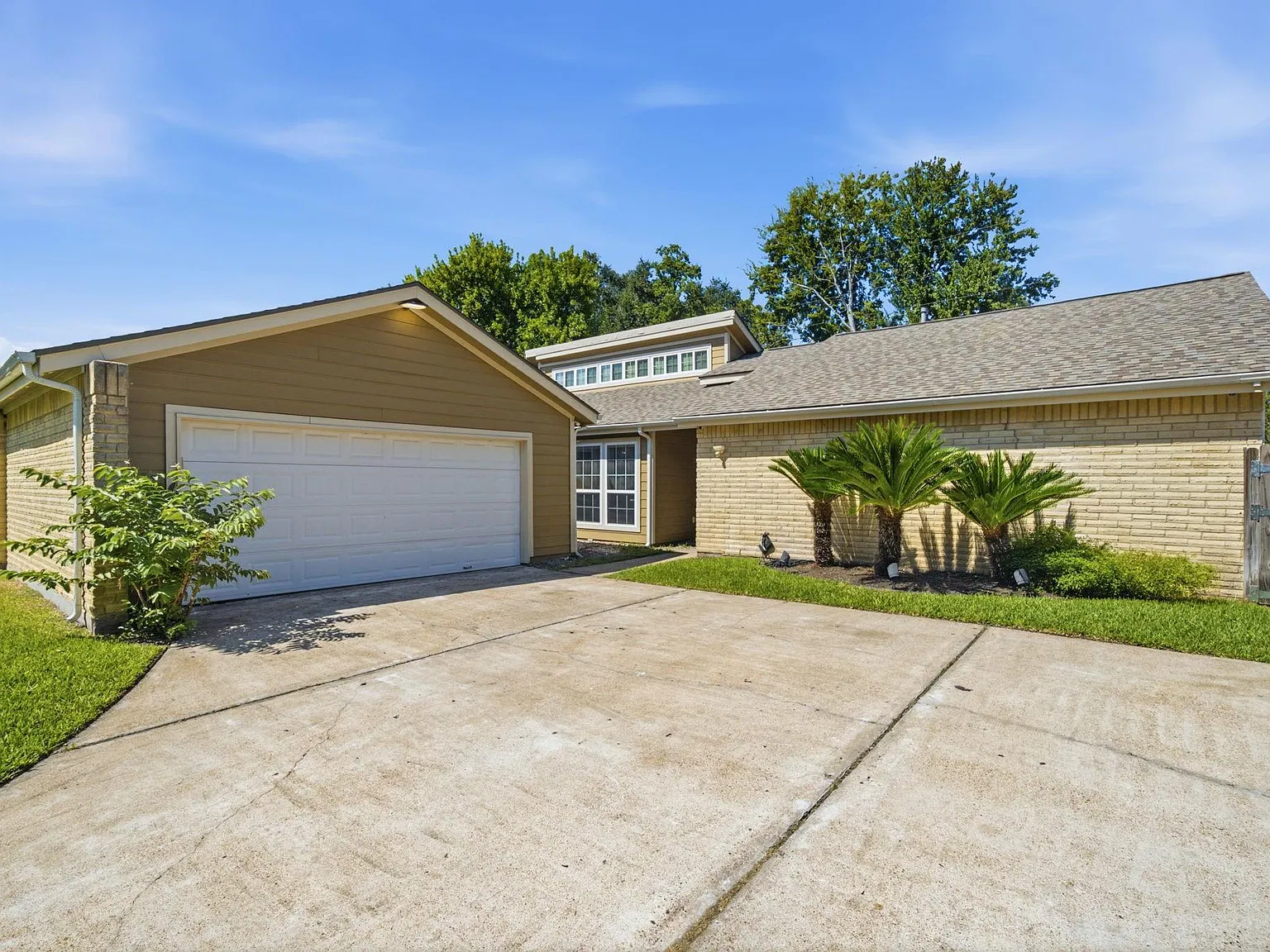 3 bed, 2.0 bath, 1556 sqft, $1,950 — Photo 1