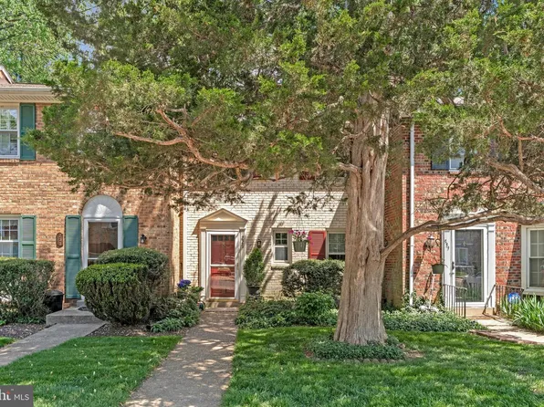 229 Commons Dr NW, Vienna, VA 22180