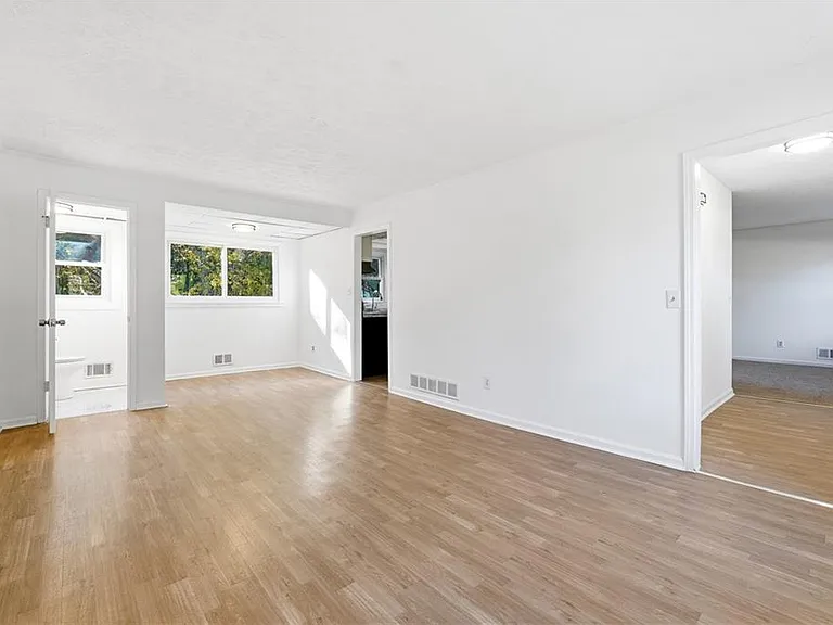 6917 Laurelwood Dr — Photo 17