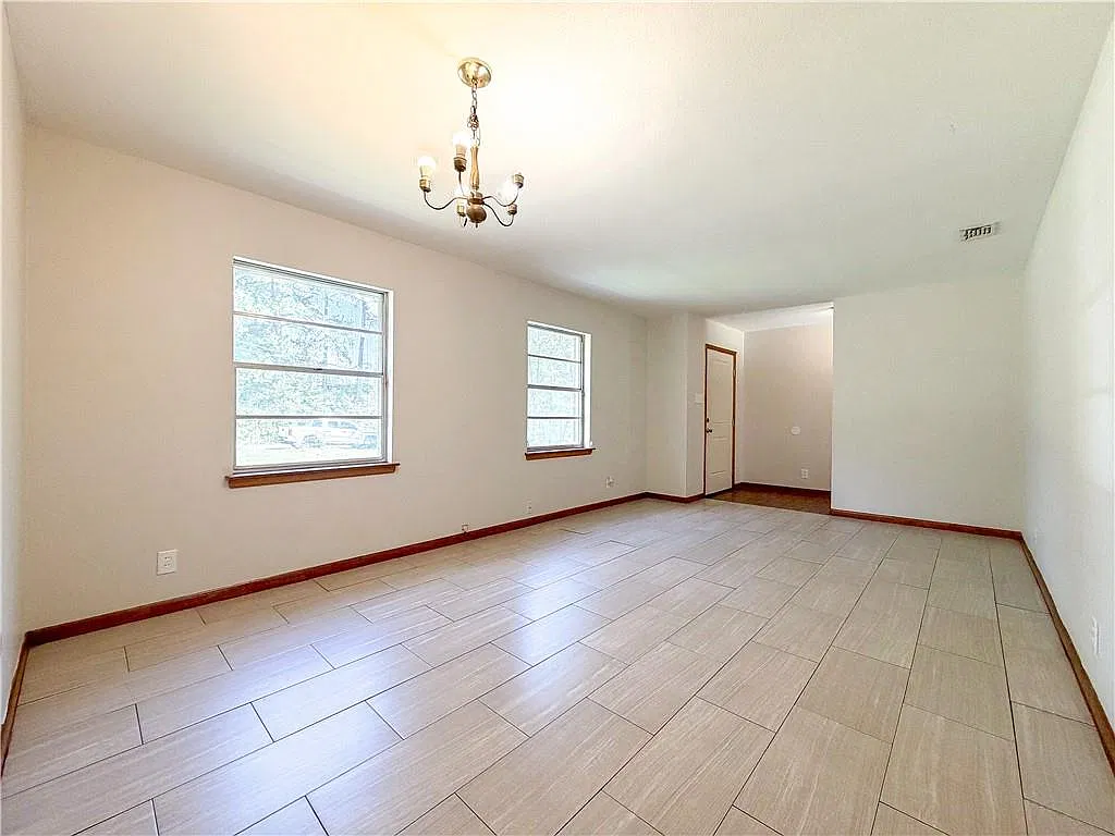 3 bed, 2.0 bath, 1346 sqft, $1,445 — Photo 4