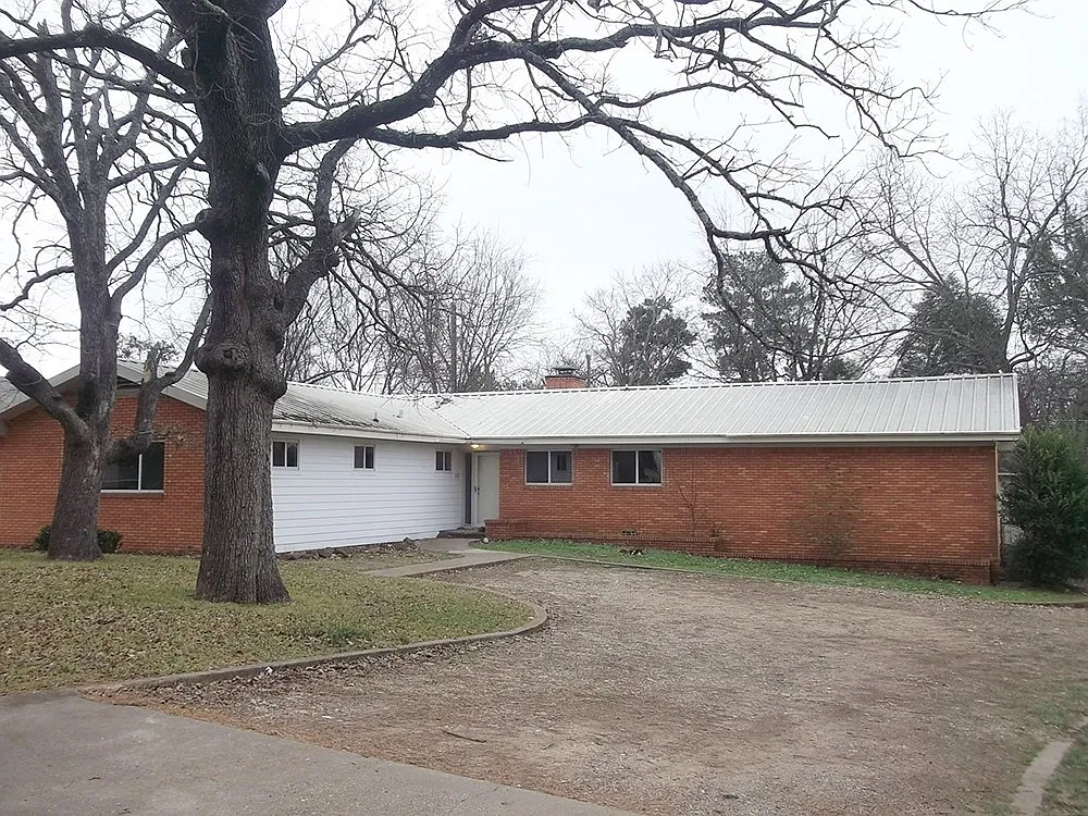 Very nice 3/2 brick house near Waterloo in Denison! — Photo 1