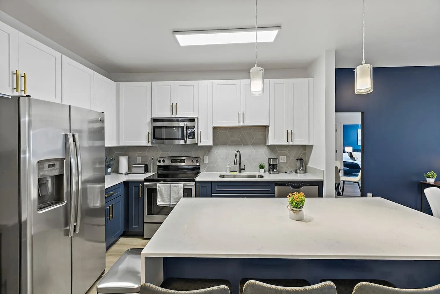 1 bed, 1.0 bath, 721 sqft, $4,141 — Photo 4