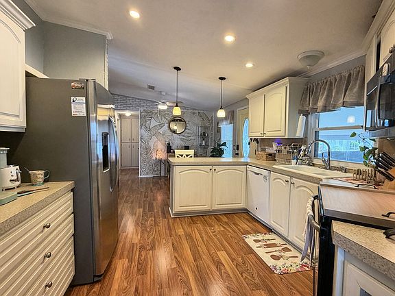 4th image of 1911 Bayou Dr N #1412