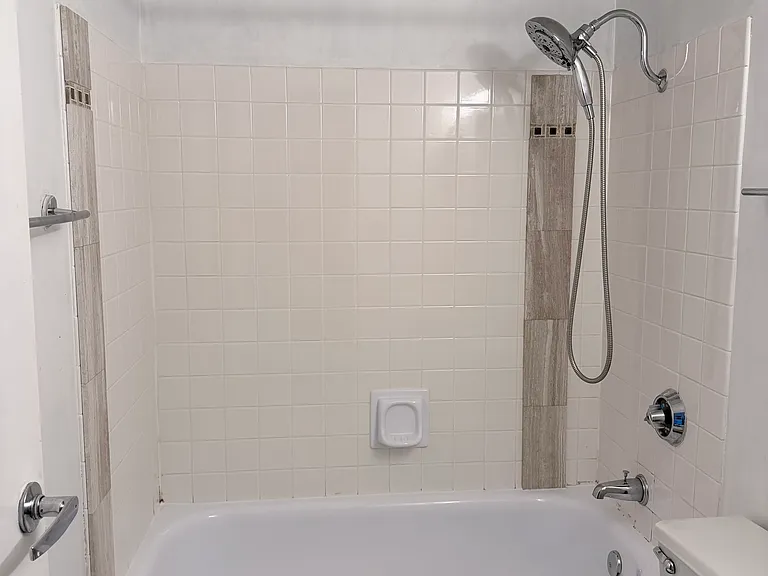 600 E 8th St #12F — Photo 3
