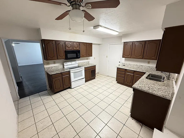 1616 Fannin Cir — Photo 3