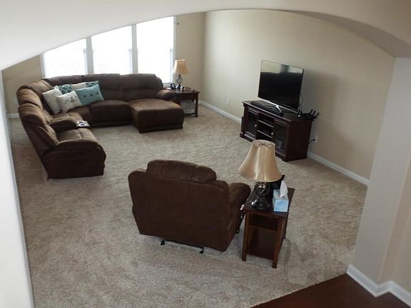 4th image of 642 Sandhill Ct