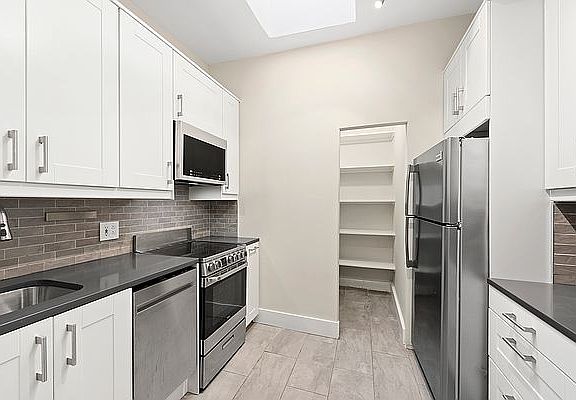 4th image of 22 E 66th St APT 4