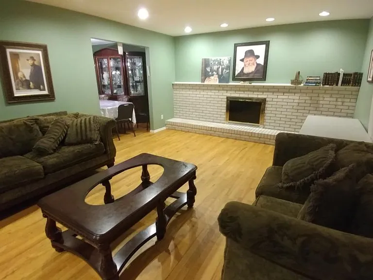 7 Longwood Dr — Photo 3