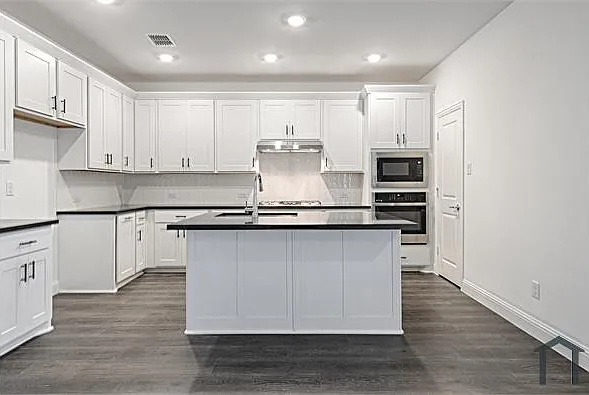 4 bed, 1900 sqft, $3,200 — Photo 4