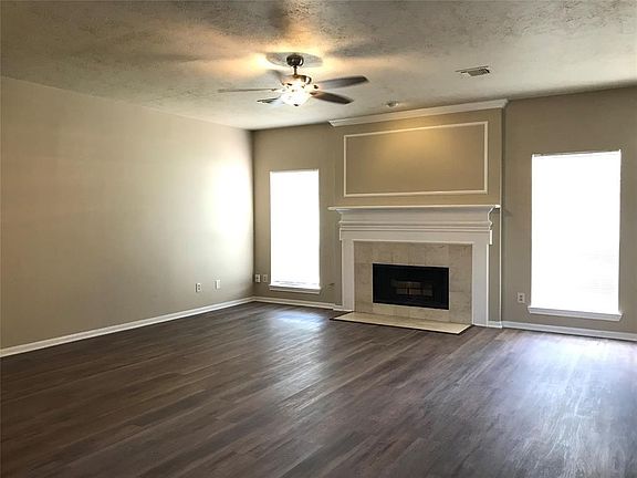 3rd image of 835 Prairie Brook Ct