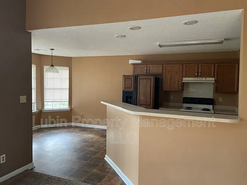 3 bed, 2.0 bath, 2600 sqft, $1,975 — Photo 3