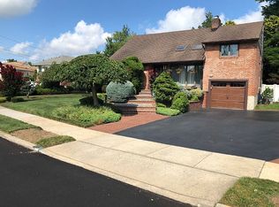 12 Dogwood Pl, Massapequa, NY 11758