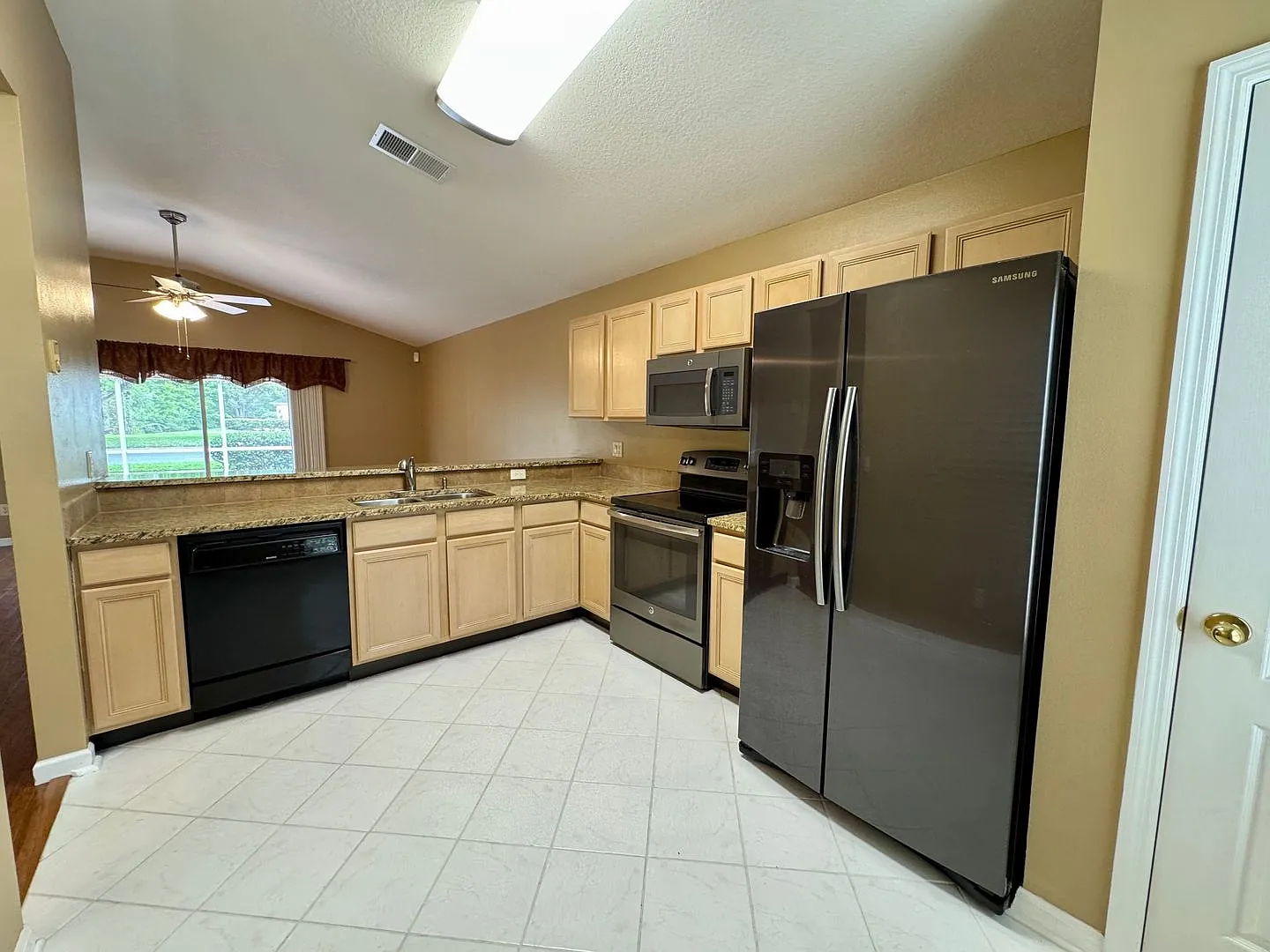 Immaculate 2 Bedroom / 2 Bathroom In Country Club Of Mount Dora! — Photo 4