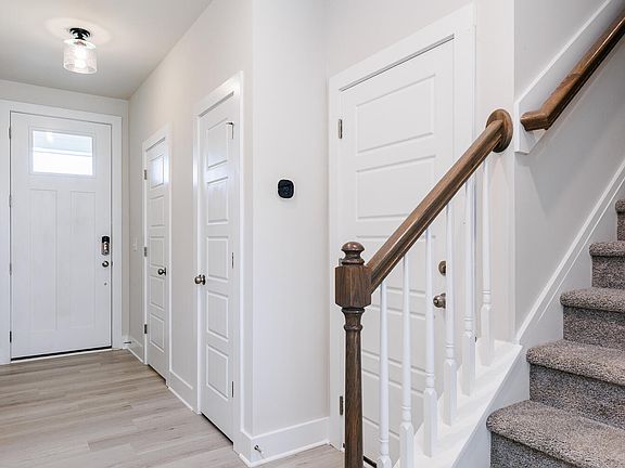 4th image of 21 Silver Pine Dr