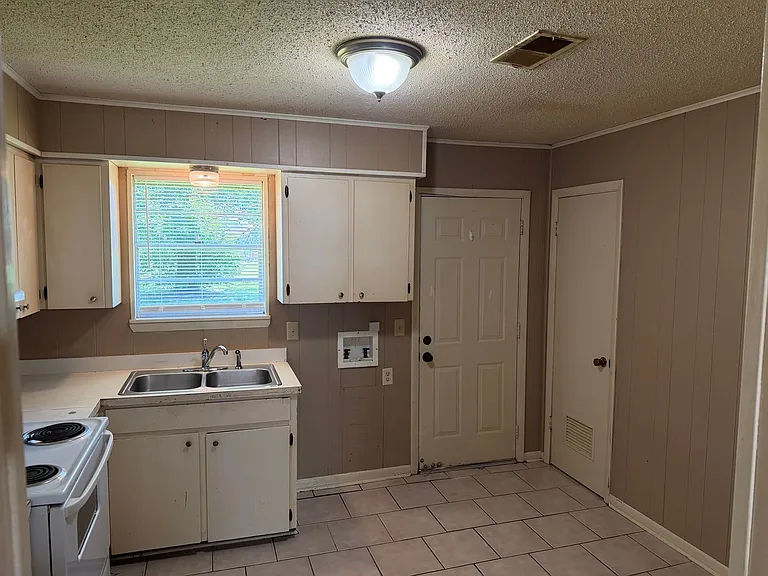 1420 Hardy St — Photo 4