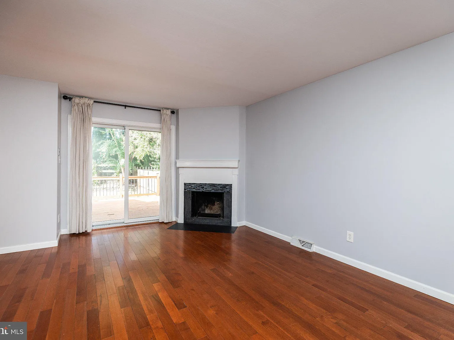 3 bed, 2.5 bath, 2400 sqft, $2,600 — Photo 3