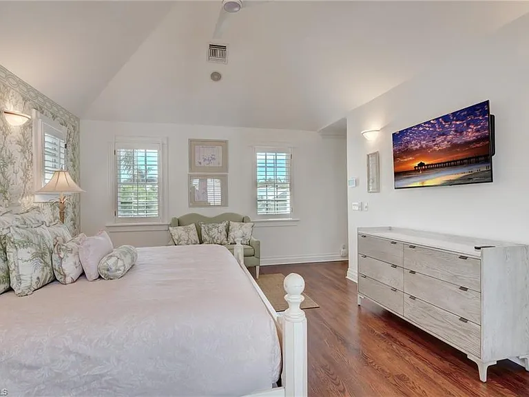 1551 Gulf Shore Blvd S — Photo 41