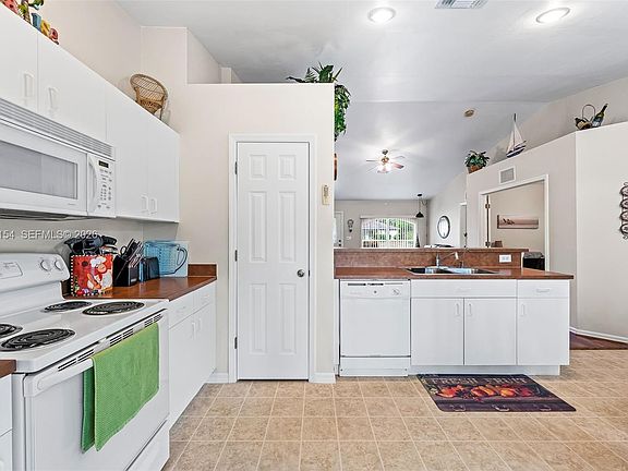 5th image of 436 Broadmoor St