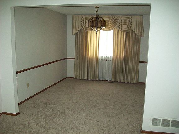 Dinning Room (new carpet)