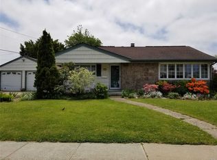 11 Normandy Dr, Bethpage, NY 11714