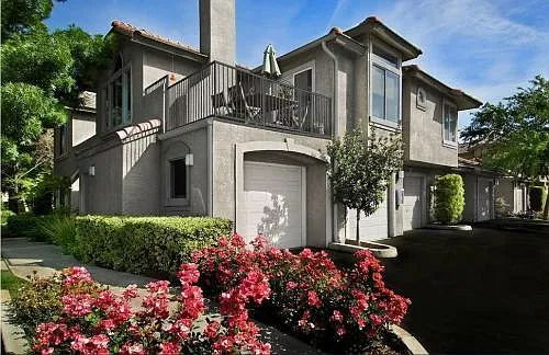 1325 E Foxhill Dr — Photo 1