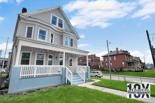 1652 Summit St #A Photo 1
