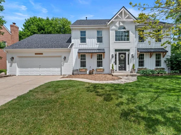 W63N1012 Holly LANE, Cedarburg, WI 53012