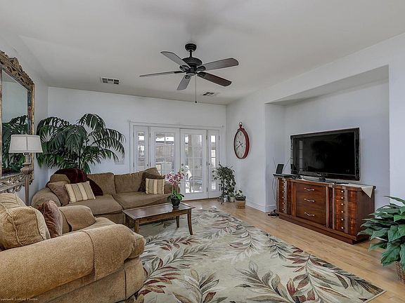 5th image of 1021 E Redwood Dr