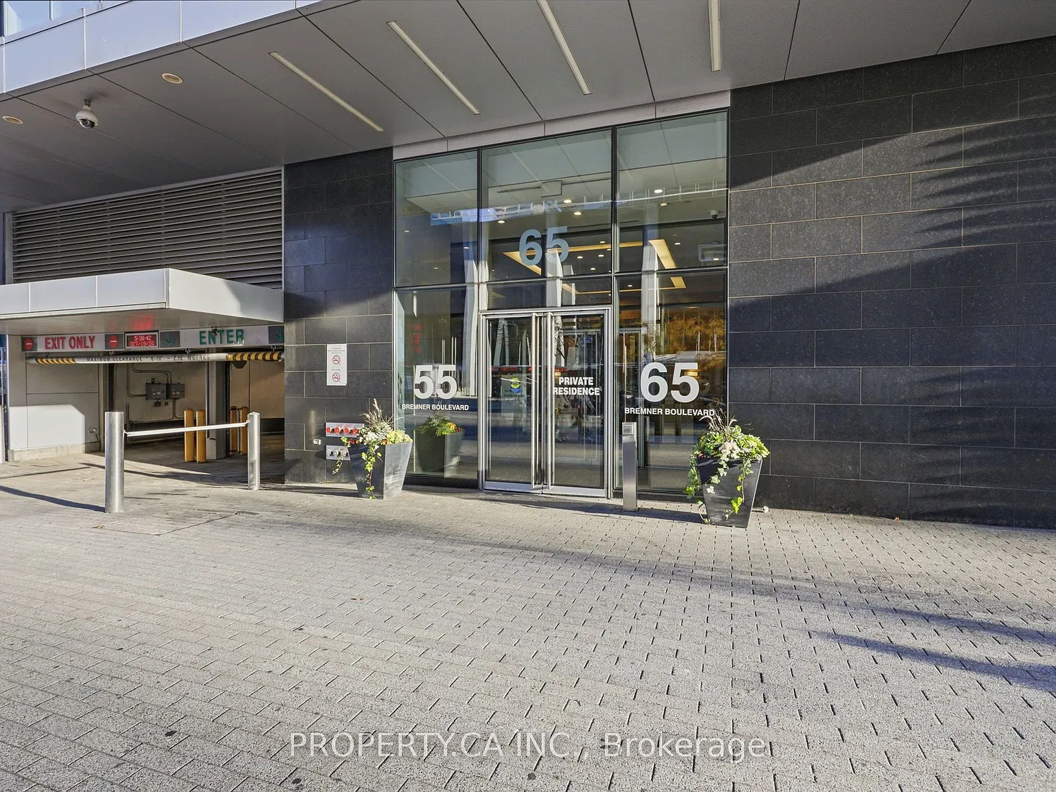 Maple Leaf Square — Photo 2