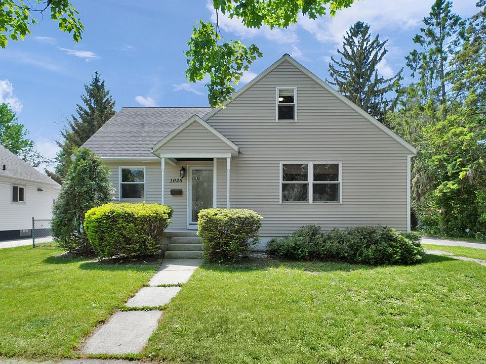 1st image of 1028 Lake Michigan Dr NW