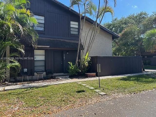 1761 Bayberry Dr — Photo 2