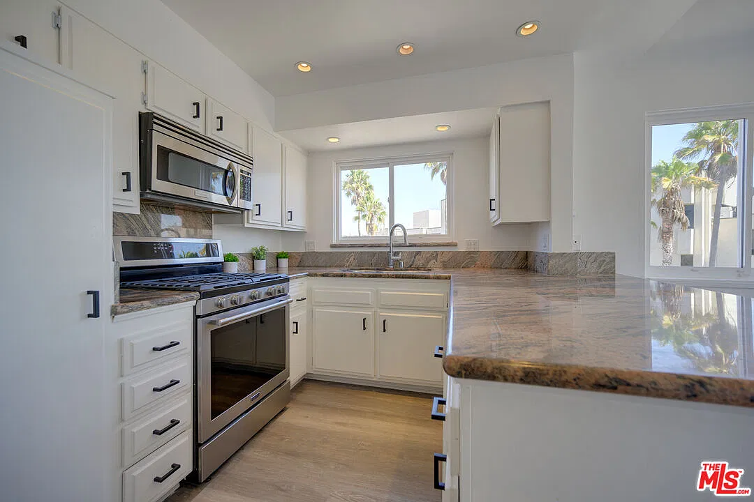 2 bed, 3.0 bath, 1582 sqft, $7,500 — Photo 4