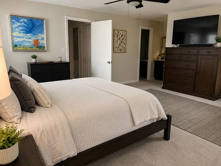 Master suite with en suite bath