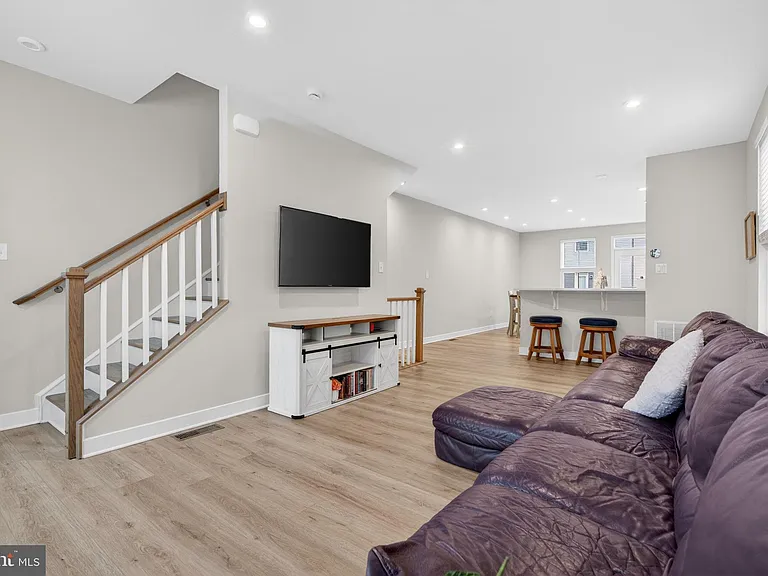 54 Sidney Ln — Photo 21