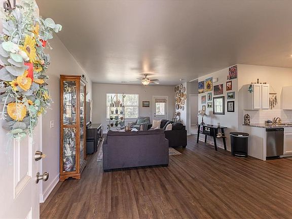 4th image of 504 Evergreen Way